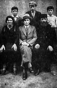 czy785.jpg [23 KB] - Szmuel Zeev Kandel, his wife Lea, and four of their children  (two of whom are in Israel)